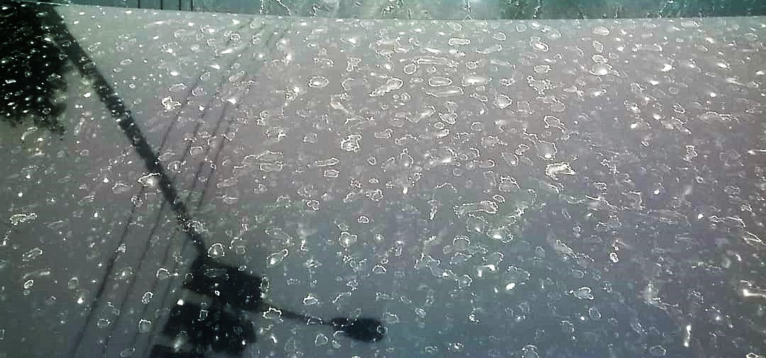 Light rain drops chemical -like substance on vehicles in Warri