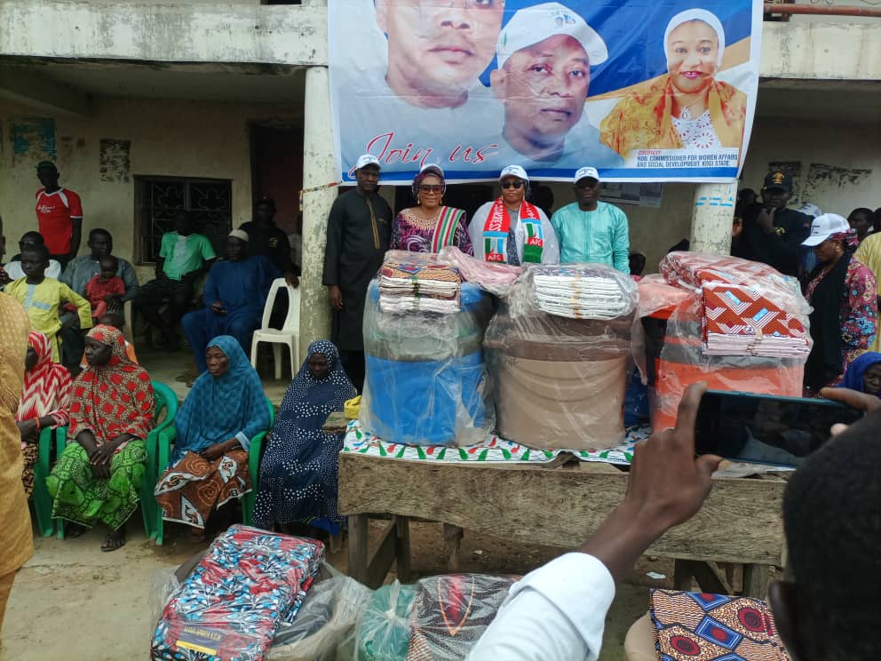 Guber Polls:Commissioner donates Food warmers, wrappers, cash sum to over 400 Women in Eggan ward