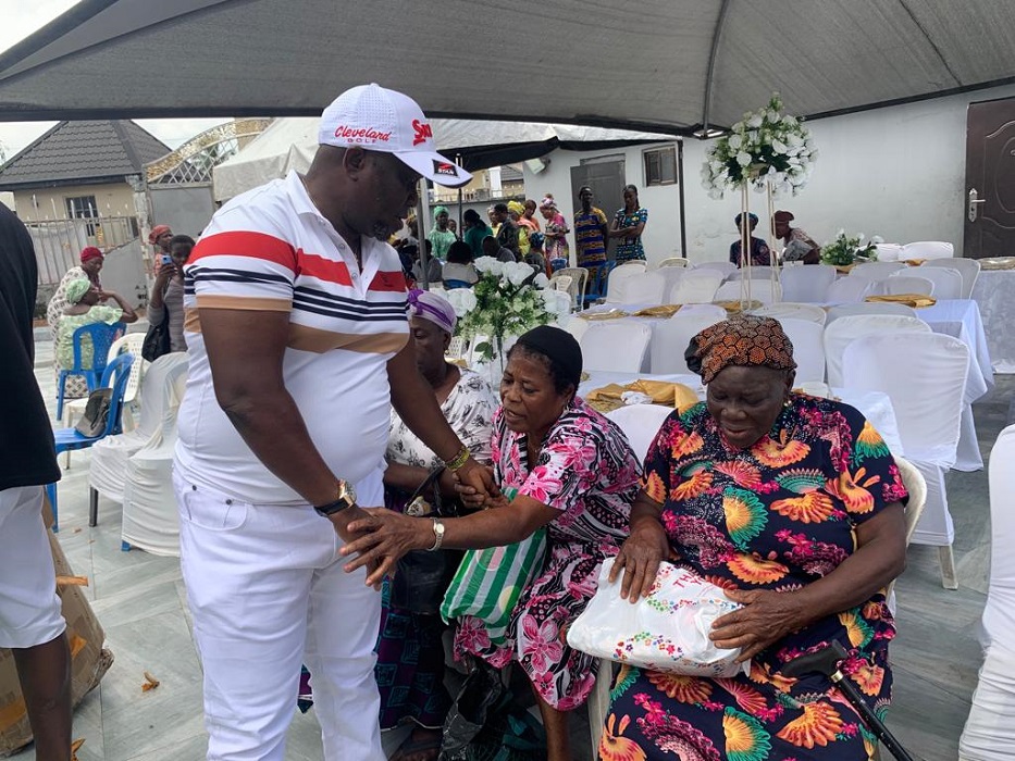 Deacon Shola Mese gives Succour To Over 400 Widows, Aged Women