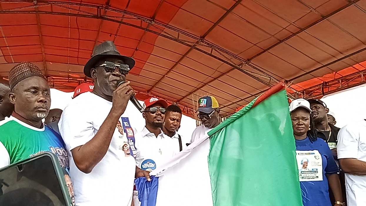 Massive turnout of APC supporters as Mamamu, Councillorship candidates receive party flag in Ogbe-Ijoh