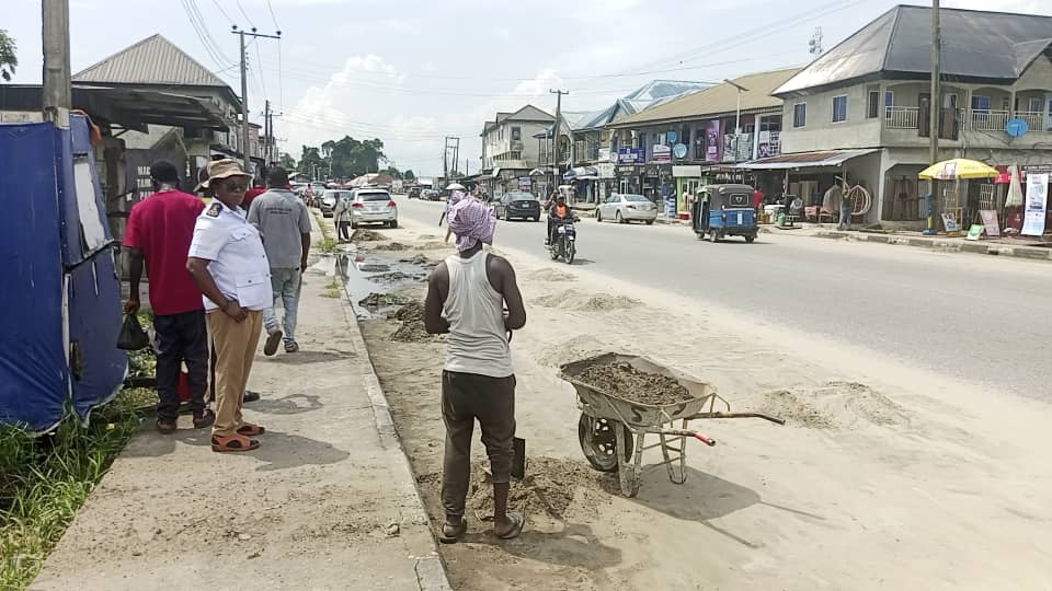 Warri South Council Begins Evacuation of Sand, Weeds Along Ubeji Road