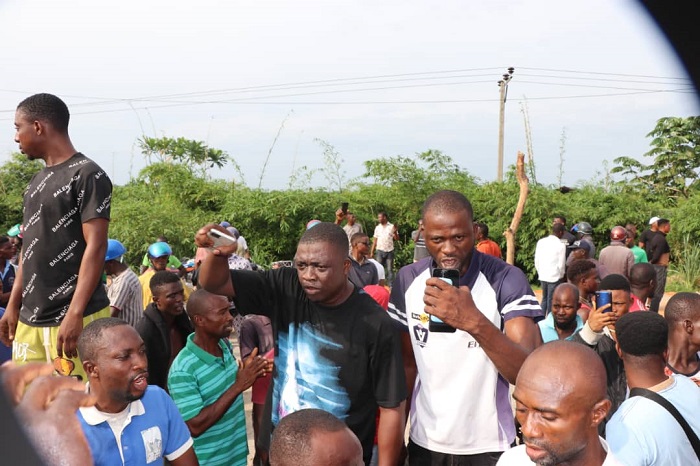 Just In: Isoko Youths block Ughelli/Iyede Road over non-payment of DESOPADEC Security Fund