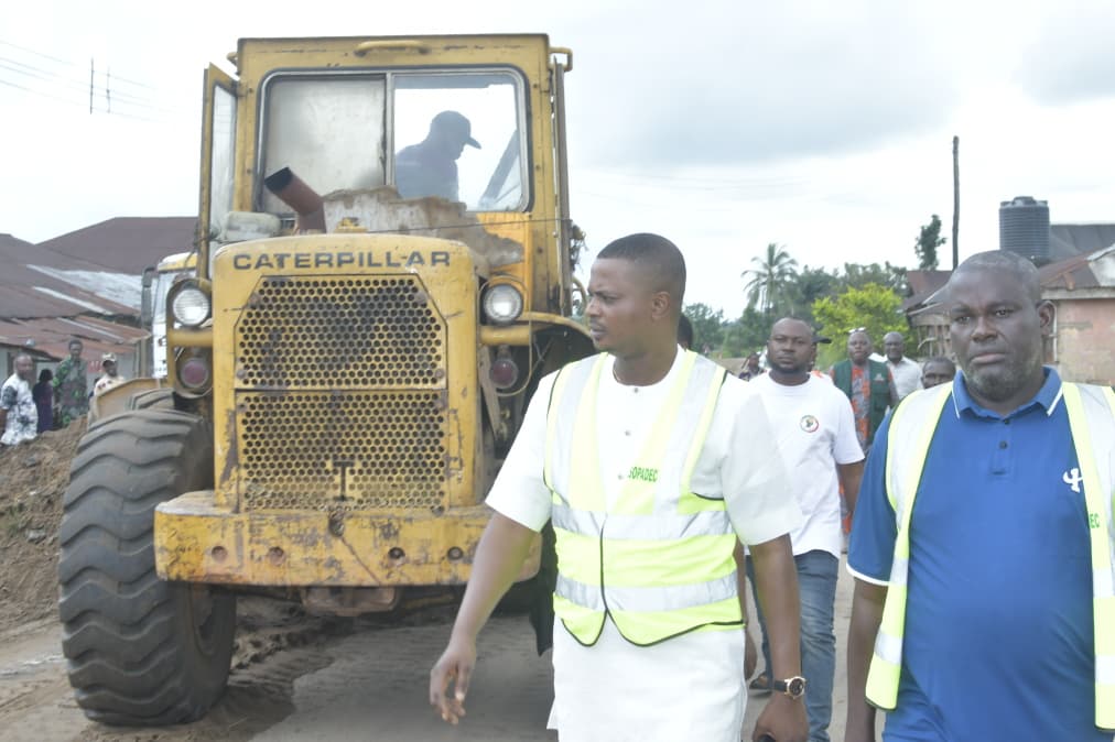Flood Prevention: DESOPADEC Takes De -Silting Of Canals, Drains To Umutu