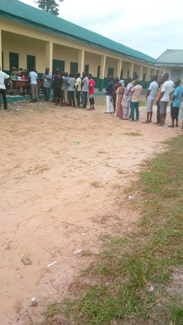 DeltaDecides: Voters break into locked classroom in Ughelli as card readers malfunction