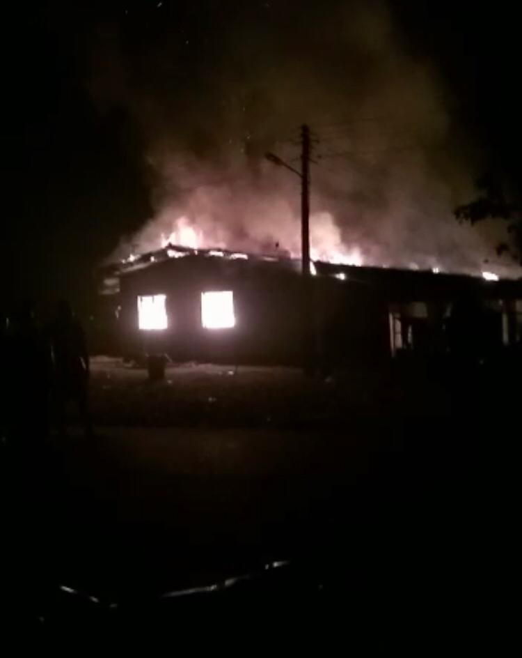 Breaking: Fire raze down 12 flats at Army Barracks, Effurun