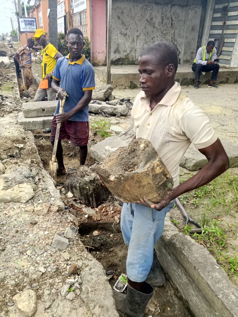 DESOPADEC undertakes  De- Silting  Exercise  In Uvwie Local Government