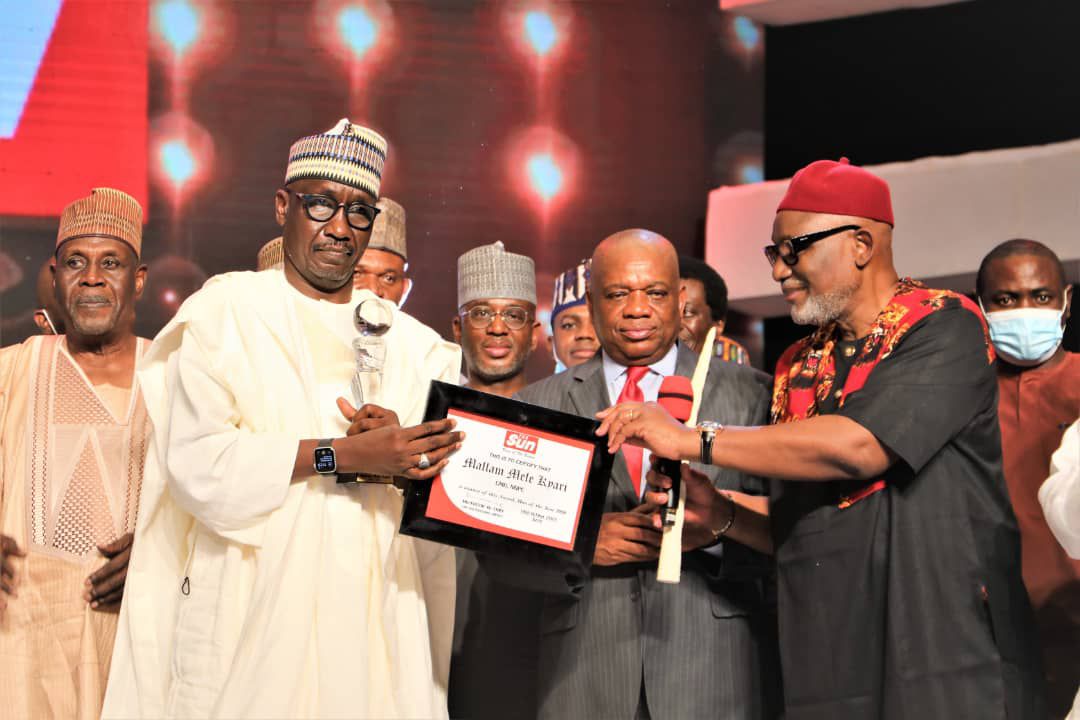 Kyari Bags “The Sun Man of The Year” Award