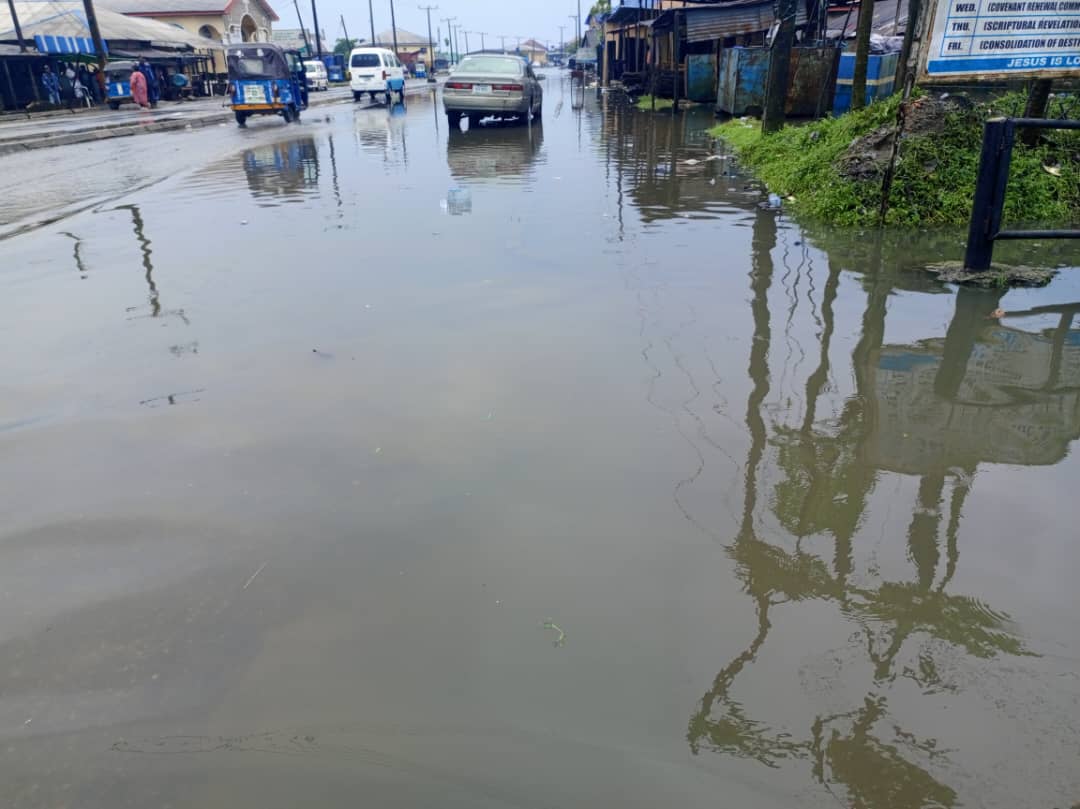 Scary images as flood overruns Warri