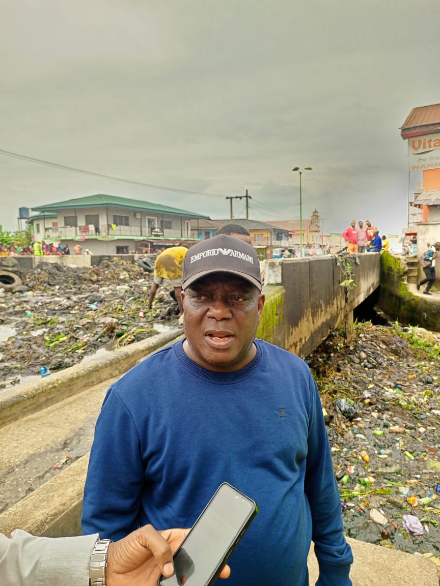 Warri : Nani scrutinizes ongoing desilting of  canal by  DESOPADEC