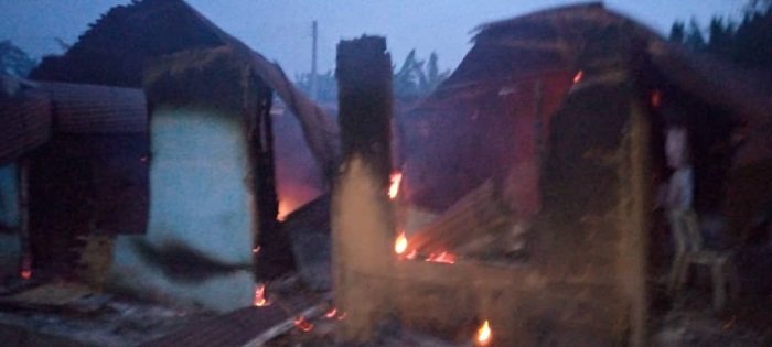 Just In: 17 houses burnt as two Udu communities clash over land