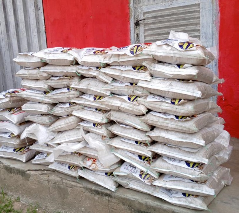 Yuletide: Oritsegbegbemi Foundation distributes bags of Rice to Koko indigenes, PDP Ward 5 members